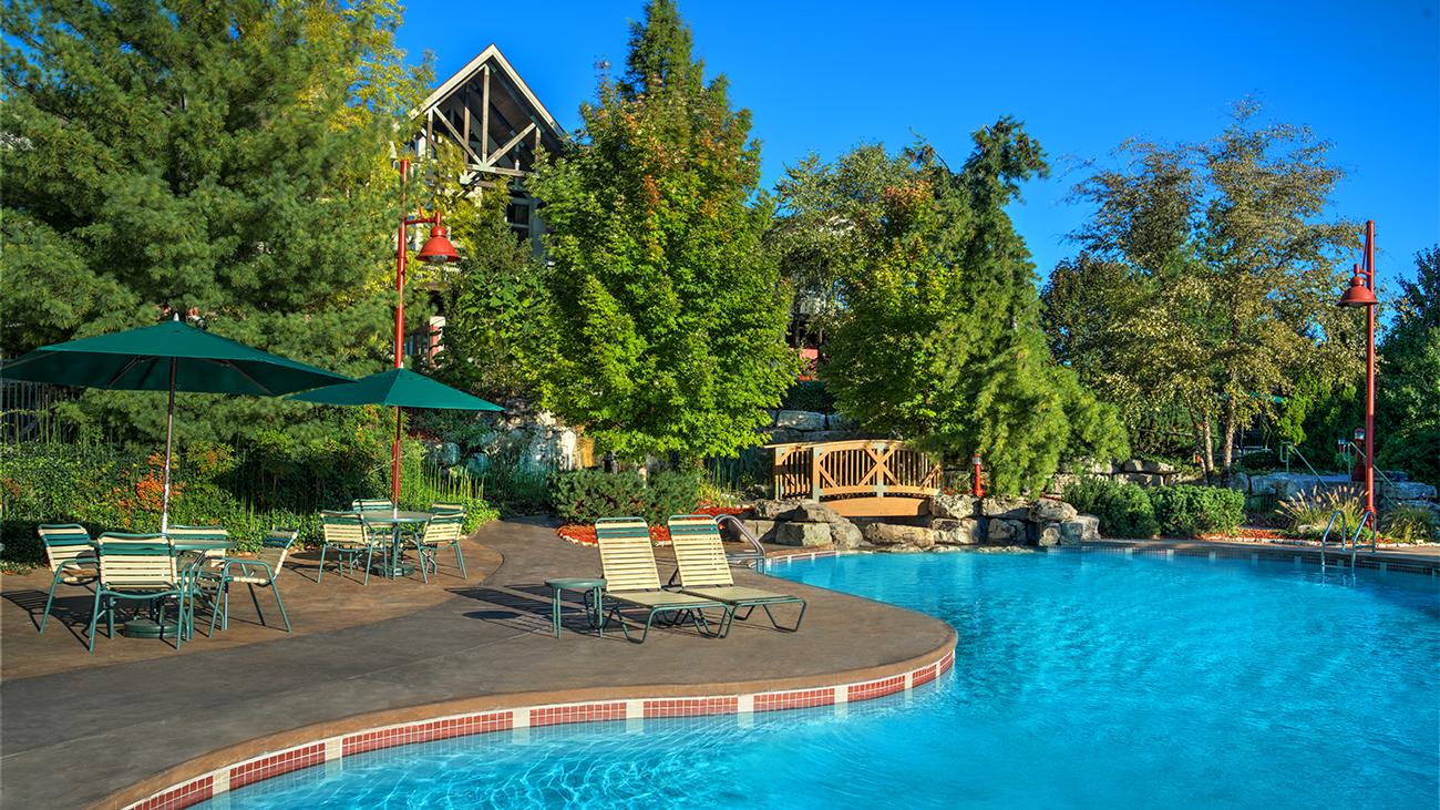 Pool and exterior of Marriott's Willow Ridge Lodge resort timeshare location
